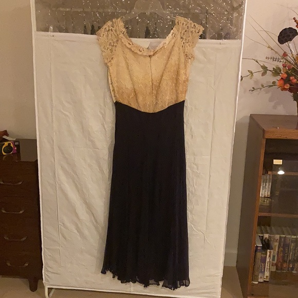 Beautiful vintage dress! - Picture 2 of 5